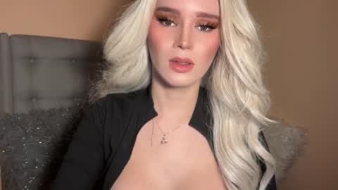 Snapshot of surprisecockmia chatting on January 16, 4:38 am Mia online show from January 16, 4:38 am