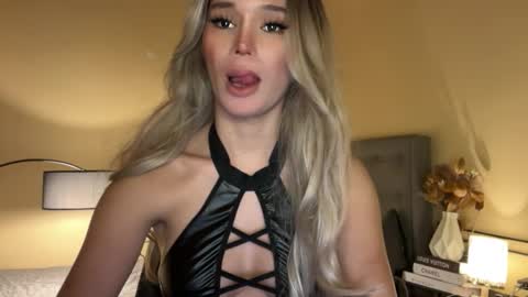 Snapshot of surprisecockmia chatting on November 4, 5:28 am Mia online show from November 4, 5:28 am