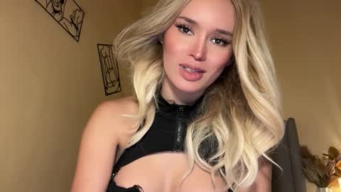 Snapshot of surprisecockmia chatting on November 25, 2:33 am Mia online show from November 25, 2:33 am