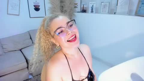 Snapshot of susan_blond chatting on July 16, 12:11 pm susan_blond online show from July 16, 12:11 pm