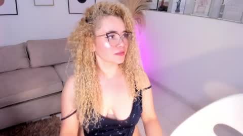 Snapshot of susan_blond chatting on July 28, 2:13 pm susan_blond online show from July 28, 2:13 pm