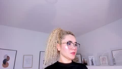 Snapshot of susan_blond chatting on July 28, 6:20 pm susan_blond online show from July 28, 6:20 pm