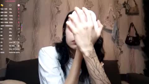 Snapshot of susannahmcdade chatting on December 17, 1:28 pm Kate online show from December 17, 1:28 pm