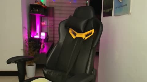 Snapshot of susanrhodes_ chatting on December 20, 1:45 am Susan Rhodes online show from December 20, 1:45 am