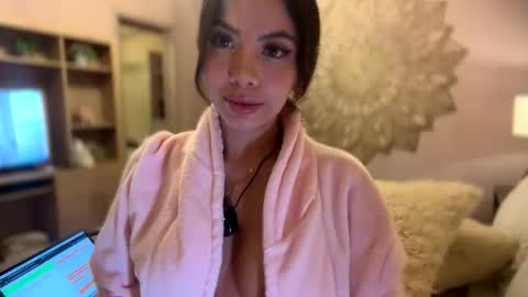 Snapshot of sussanf_ chatting on June 5, 1:23 am Susy online show from June 5, 1:23 am