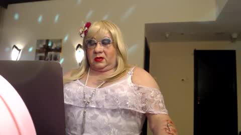 Snapshot of suzannebanci chatting on December 13, 9:20 pm My name is Sissy or more fully Suzanna Aprilia Maria Mariquita Catarina Chinita Banci. Soy una puta - que chimba ladybug online show from December 13, 9:20 pm