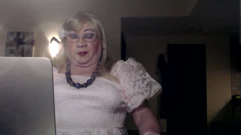 Snapshot of suzannebanci chatting on February 14, 8:15 pm My name is Sissy or more fully Suzanna Aprilia Maria Mariquita Catarina Chinita Banci. Soy una puta - que chimba ladybug online show from February 14, 8:15 pm