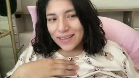 Snapshot of suzyishellawet chatting on November 1, 5:26 pm Suzy online show from November 1, 5:26 pm