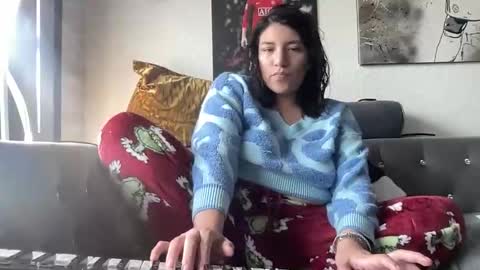 Snapshot of suzyishellawet chatting on November 23, 7:24 pm Suzy online show from November 23, 7:24 pm