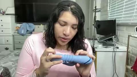 Snapshot of suzyishellawet chatting on December 14, 7:29 pm Suzy online show from December 14, 7:29 pm