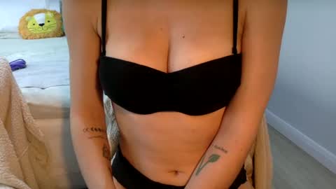 Snapshot of suzysummerrrrrrrrr chatting on January 25, 1:30 pm The real sugar baby Suzy Summer online show from January 25, 1:30 pm