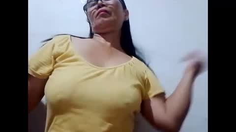 Snapshot of suzzie_hot chatting on January 4, 8:28 am suzzie_hot online show from January 4, 8:28 am