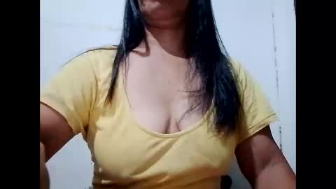 Snapshot of suzzie_hot chatting on January 4, 8:59 pm suzzie_hot online show from January 4, 8:59 pm