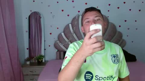 Snapshot of sven_fox723 chatting on May 10, 3:50 pm Sven online show from May 10, 3:50 pm