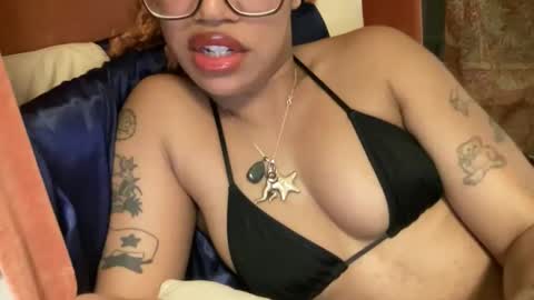 Snapshot of sweeetg1rl chatting on March 26, 1:01 am june online show from March 26, 1:01 am