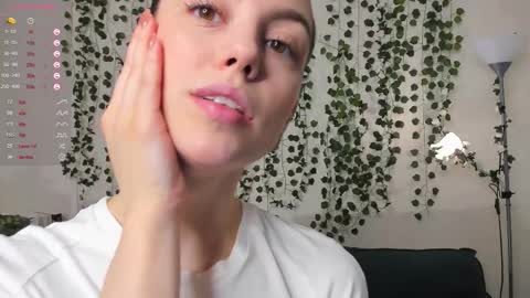 Snapshot of sweet_and_flirt chatting on October 22, 7:30 am Alice online show from October 22, 7:30 am