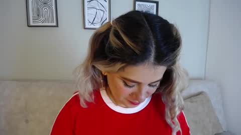 Snapshot of sweet_bella_valery_ chatting on November 24, 10:53 pm Bella Valery online show from November 24, 10:53 pm