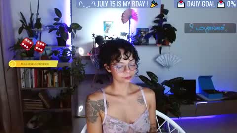 Snapshot of sweet_bluee chatting on June 23, 12:30 am Tutti online show from June 23, 12:30 am