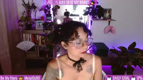 Snapshot of sweet_bluee chatting on June 27, 12:59 am Tutti online show from June 27, 12:59 am