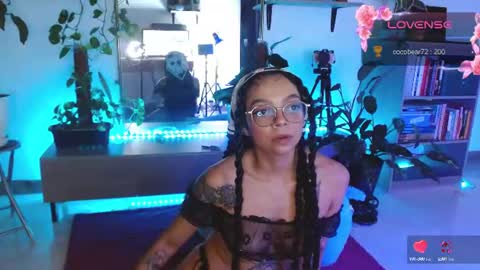 Snapshot of sweet_bluee chatting on August 5, 11:39 pm Tutti online show from August 5, 11:39 pm