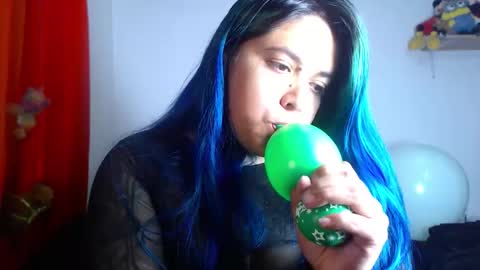 Snapshot of sweet_bubblee chatting on December 17, 9:43 pm Bubbles online show from December 17, 9:43 pm