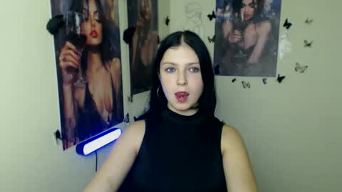 Snapshot of sweet_cherryg chatting on October 24, 1:51 pm Ivy online show from October 24, 1:51 pm