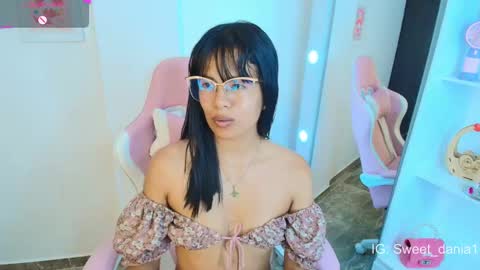 Snapshot of sweet_dania_ chatting on March 4, 6:47 am sweet_dania_ online show from March 4, 6:47 am