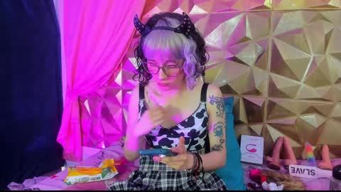 Snapshot of sweet_emmili chatting on December 30, 3:24 pm emmili online show from December 30, 3:24 pm