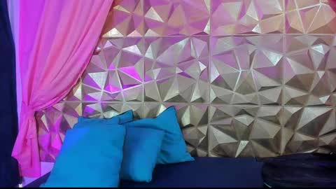 Snapshot of sweet_emmili chatting on January 4, 6:19 pm emmili online show from January 4, 6:19 pm