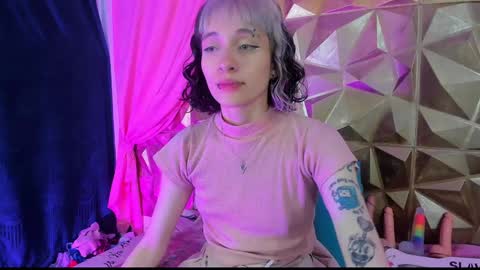 Snapshot of sweet_emmili chatting on January 9, 12:19 pm emmili online show from January 9, 12:19 pm