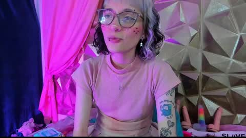 Snapshot of sweet_emmili chatting on January 9, 3:23 pm emmili online show from January 9, 3:23 pm