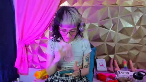 Snapshot of sweet_emmili chatting on February 10, 3:32 pm emmili online show from February 10, 3:32 pm