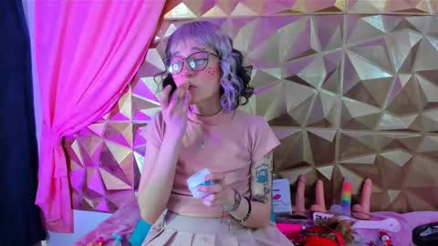 Snapshot of sweet_emmili chatting on February 18, 3:10 pm emmili online show from February 18, 3:10 pm