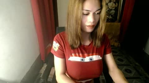 Snapshot of sweet_like_angel143 chatting on June 19, 11:19 pm angie online show from June 19, 11:19 pm