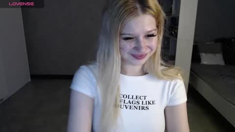 Snapshot of sweet_nicole_333 chatting on October 23, 11:31 am sweet_nicole_333 online show from October 23, 11:31 am