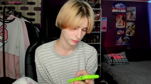 Snapshot of sweet_peach__ chatting on August 1, 3:00 pm kira online show from August 1, 3:00 pm