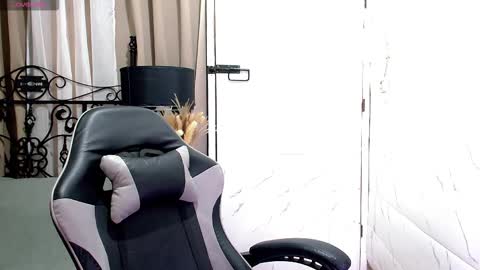 Snapshot of sweet_sirenxx chatting on November 6, 11:26 pm Leah online show from November 6, 11:26 pm