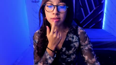 Snapshot of sweet_venus4 chatting on January 3, 7:29 pm sweet_venus4 online show from January 3, 7:29 pm