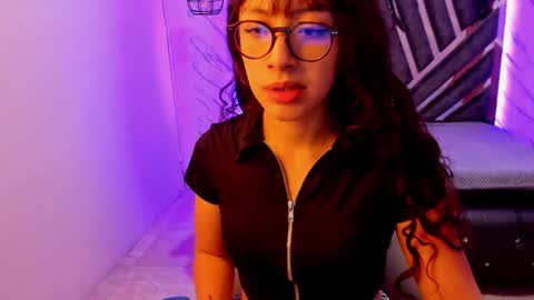 Snapshot of sweet_venus4 chatting on January 4, 3:28 pm sweet_venus4 online show from January 4, 3:28 pm