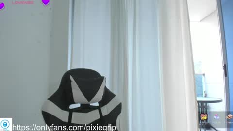 Snapshot of sweetaura0_0 chatting on June 15, 12:51 pm SweetAura0 0 online show from June 15, 12:51 pm