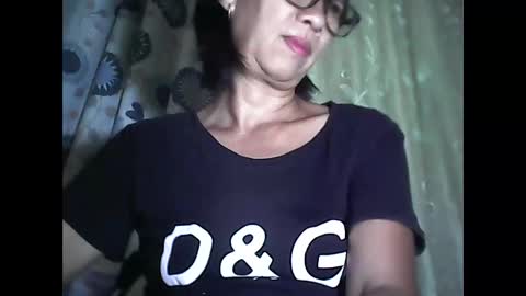 Snapshot of sweetbella24 chatting on May 19, 1:06 pm im anne online show from May 19, 1:06 pm