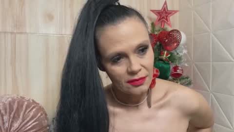 Snapshot of sweeteest_julie chatting on December 22, 12:29 am Sweeteest Julie online show from December 22, 12:29 am