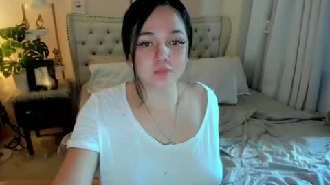 Snapshot of sweethoney369 chatting on June 17, 1:30 am Layla online show from June 17, 1:30 am