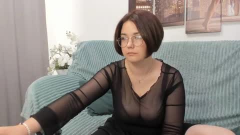 Snapshot of sweetie_rozzy chatting on May 17, 1:25 am ROZZY online show from May 17, 1:25 am
