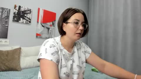 Snapshot of sweetie_rozzy chatting on June 27, 1:43 am ROZZY online show from June 27, 1:43 am