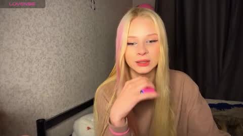 Snapshot of sweetielis chatting on December 7, 11:40 am sweetie Lisa3 online show from December 7, 11:40 am