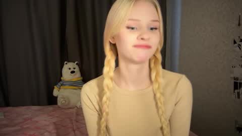 Snapshot of sweetielis chatting on January 4, 9:54 am sweetie Lisa3 online show from January 4, 9:54 am