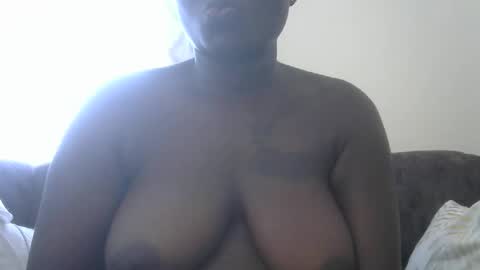 Snapshot of sweetluchi chatting on October 28, 5:55 am Luchi and bloomy online show from October 28, 5:55 am