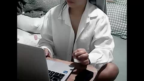 Snapshot of sweetlyraa chatting on March 17, 6:17 am SexyPInay with small tits online show from March 17, 6:17 am