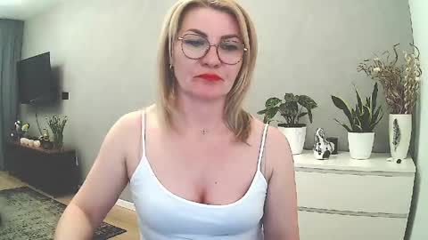 sweetmarthaaa online show from April 28, 3:06 pm